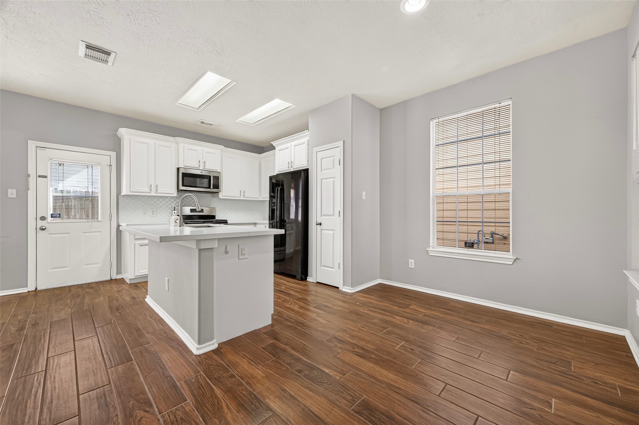 Breakfast/dining area to the right side of the kitchen