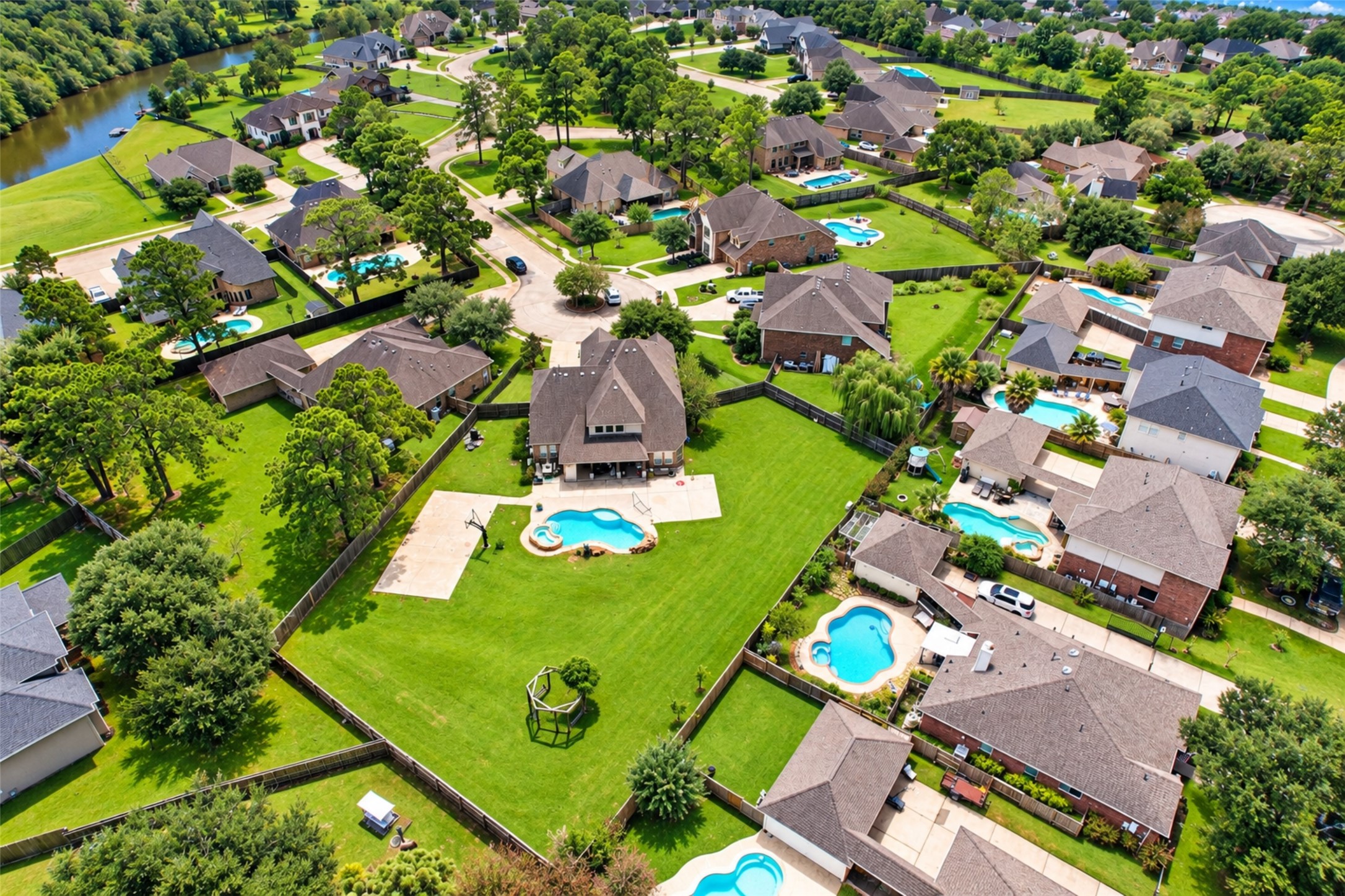 Oversize back yard, pool, pickleball/basketball