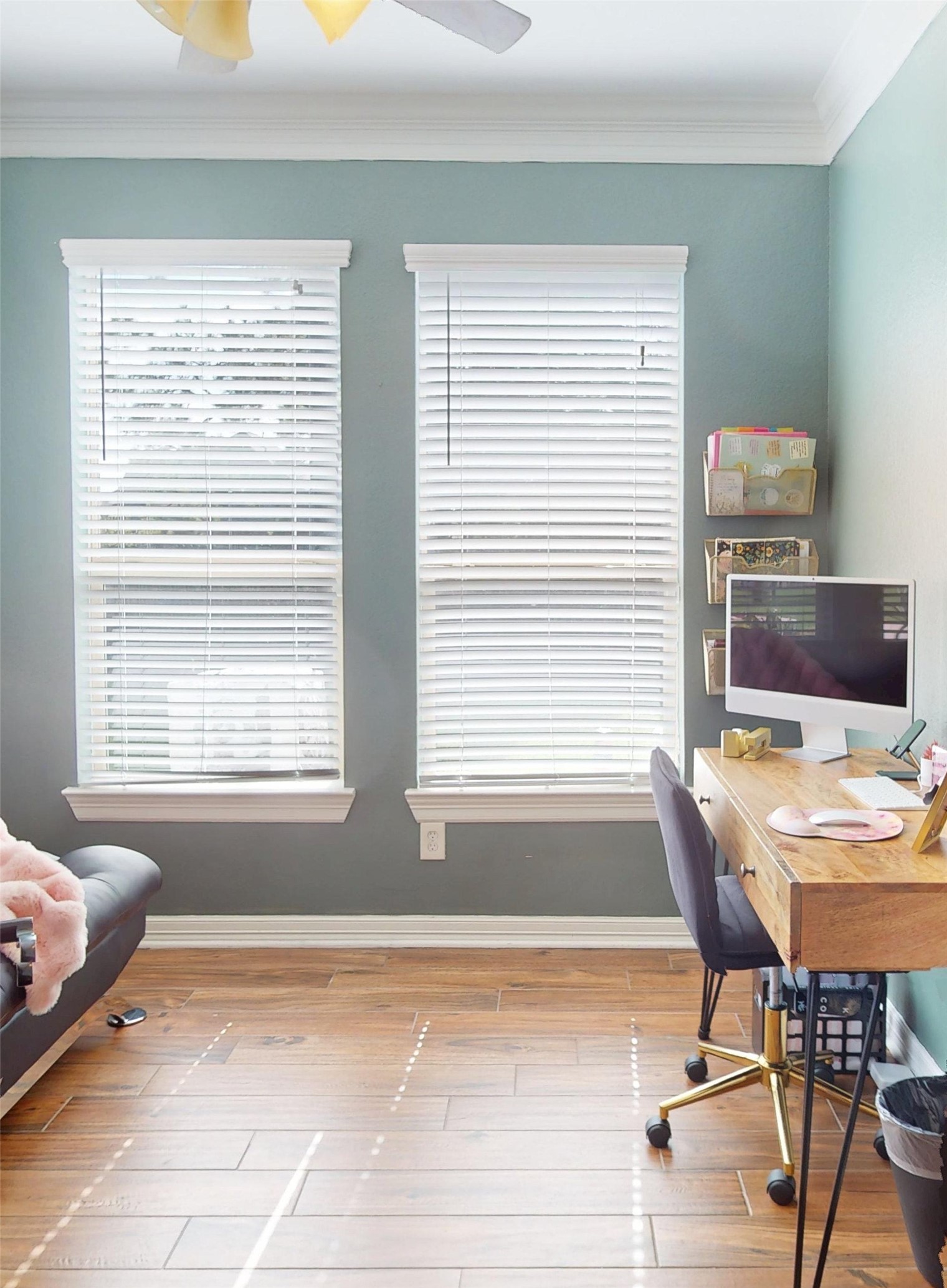 Flex space with natural light - office or study