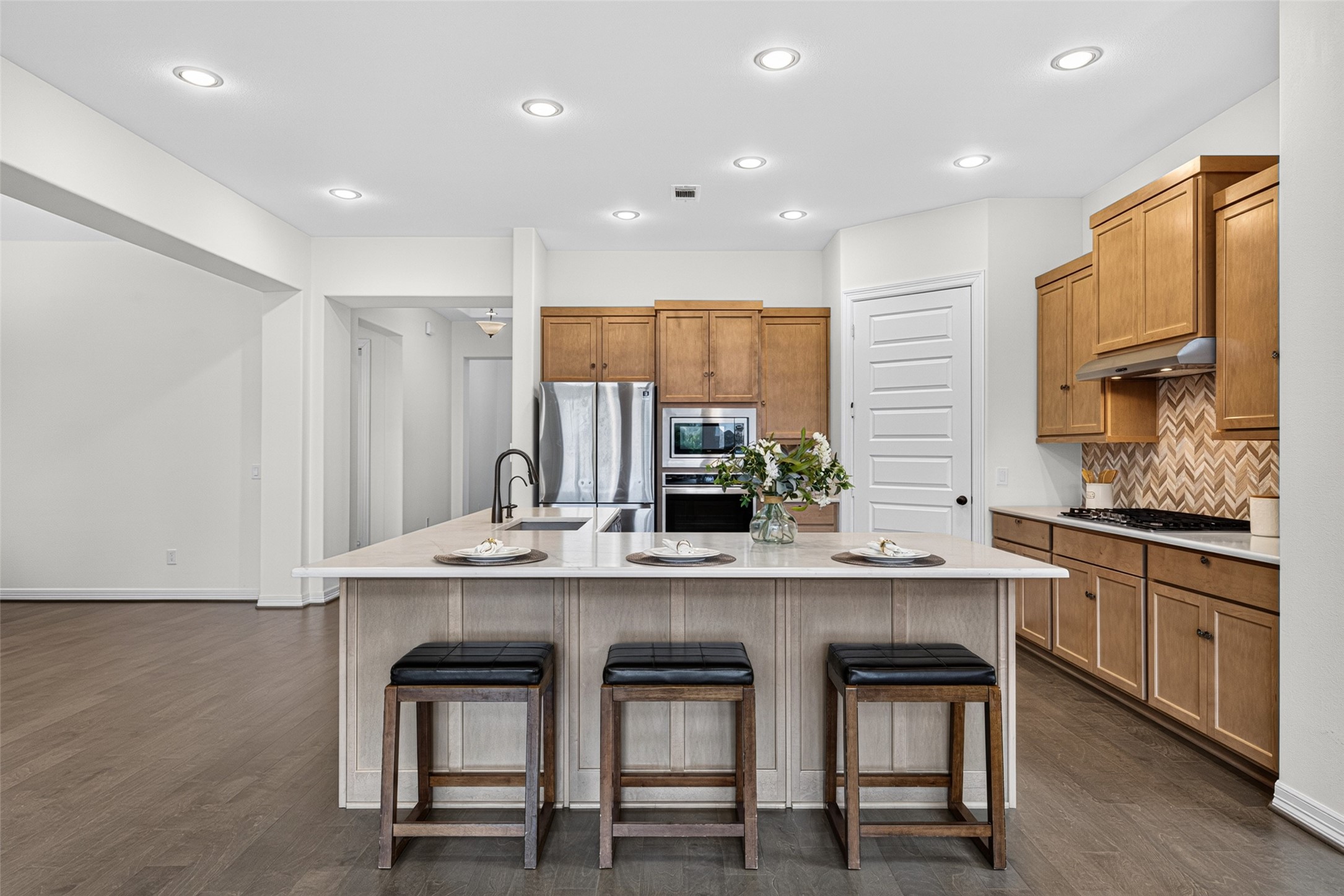 Crafted as the central heart of the home, this light-filled kitchen seamlessly blends high-end style with everyday functionality.