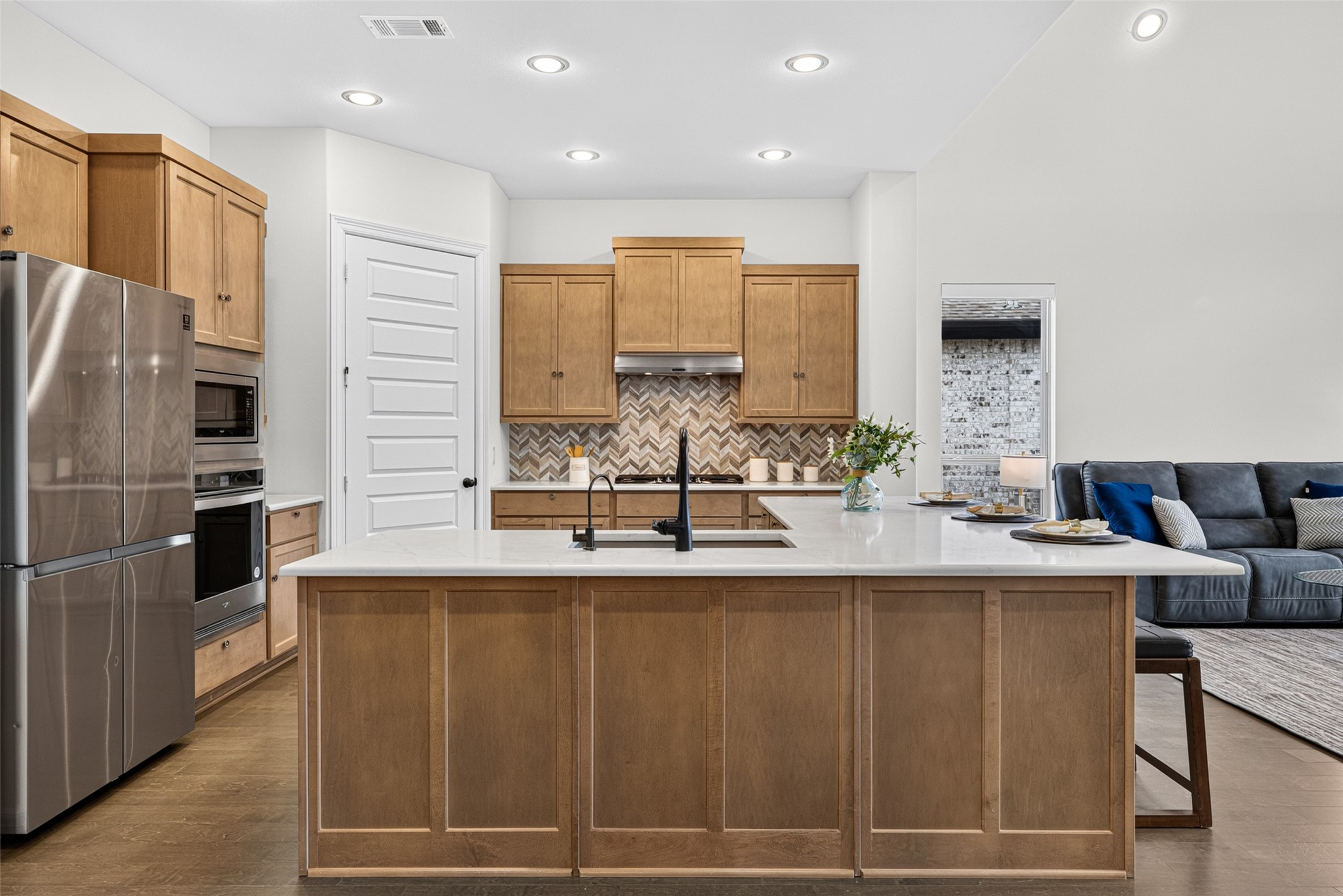 Accentuated by a chic tile backsplash, this stylish backdrop adds a layer of timeless design and warmth to the entire room.