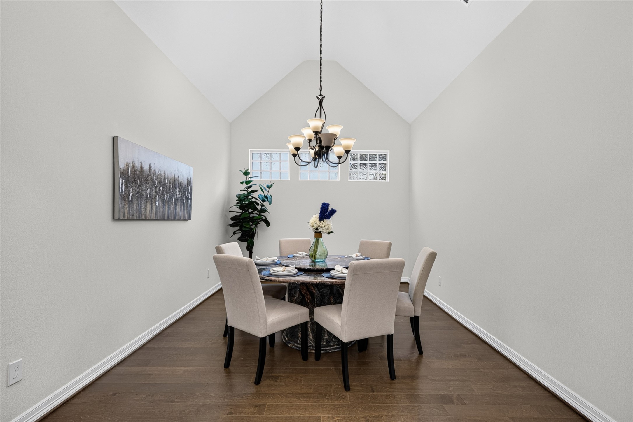 This warm dining area offers a seamless layout for both casual family breakfasts and memorable dinner parties.