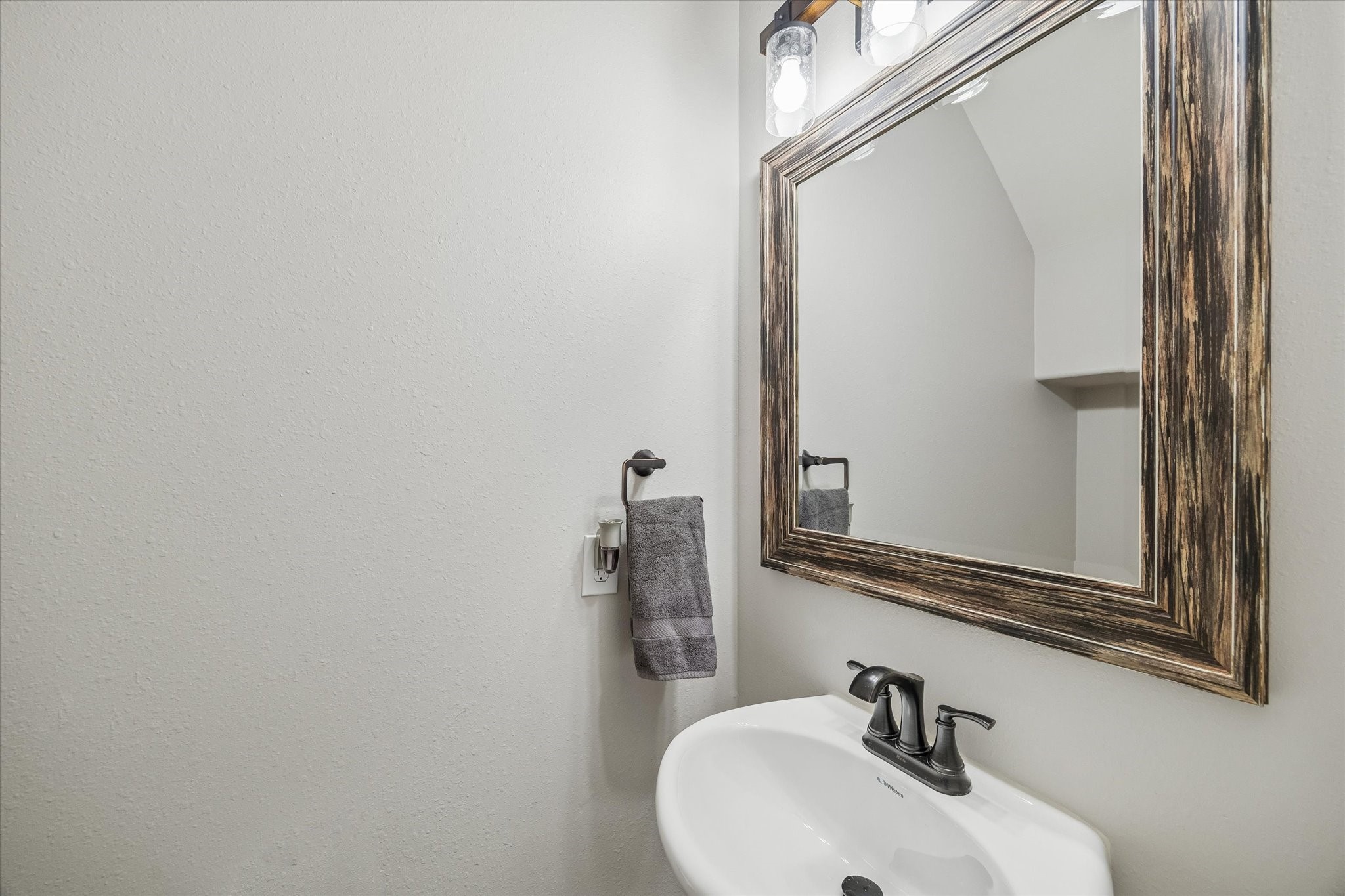 210 Chestnut Street, Baytown, TX 77520