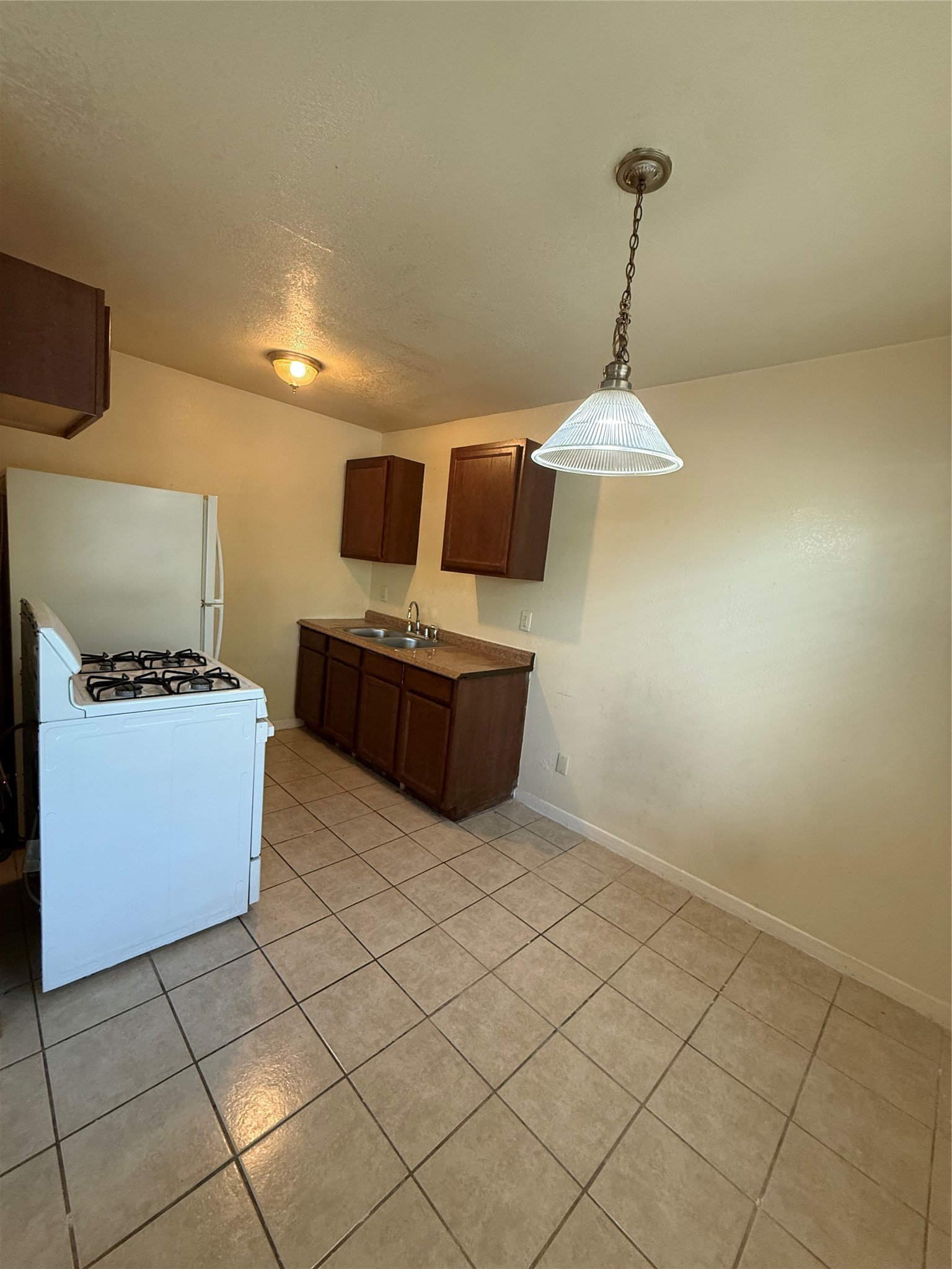 Kitchen & Dining