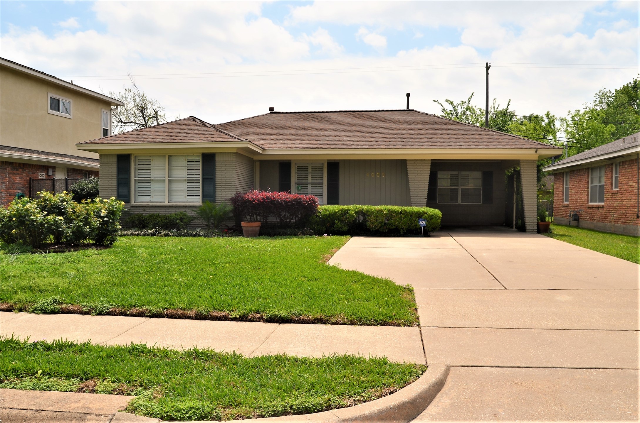 Charming home in a desirable Willowbend Area minutes away from Medical center. Offers wide large driveway and porch area.