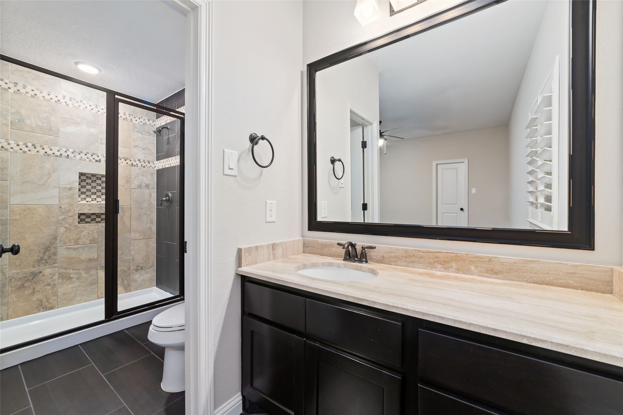 en-suite bath of the 5th bedroom