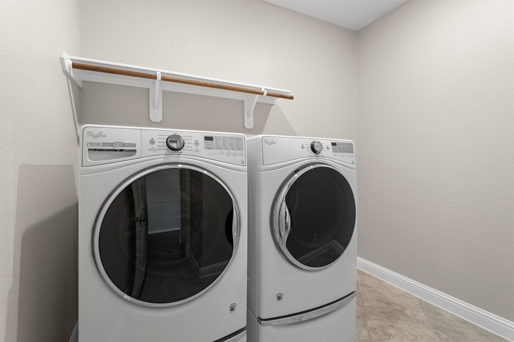 Tiled utility room. Washer and dryer included