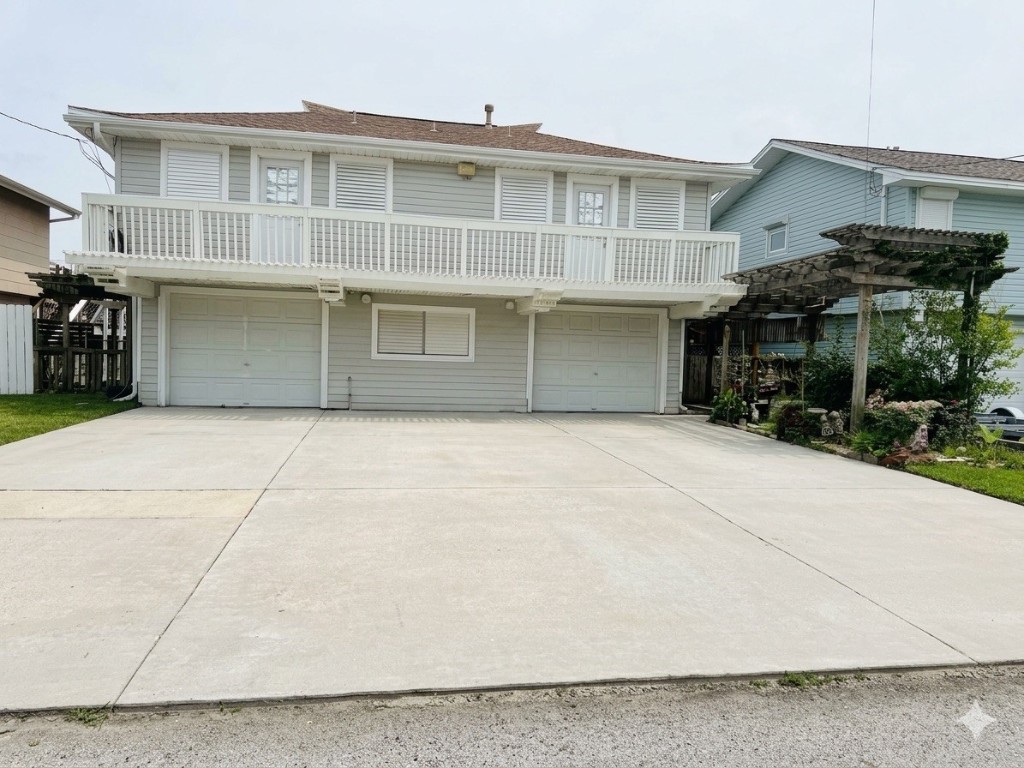 662 Warsaw Street, Hitchcock, TX 77563