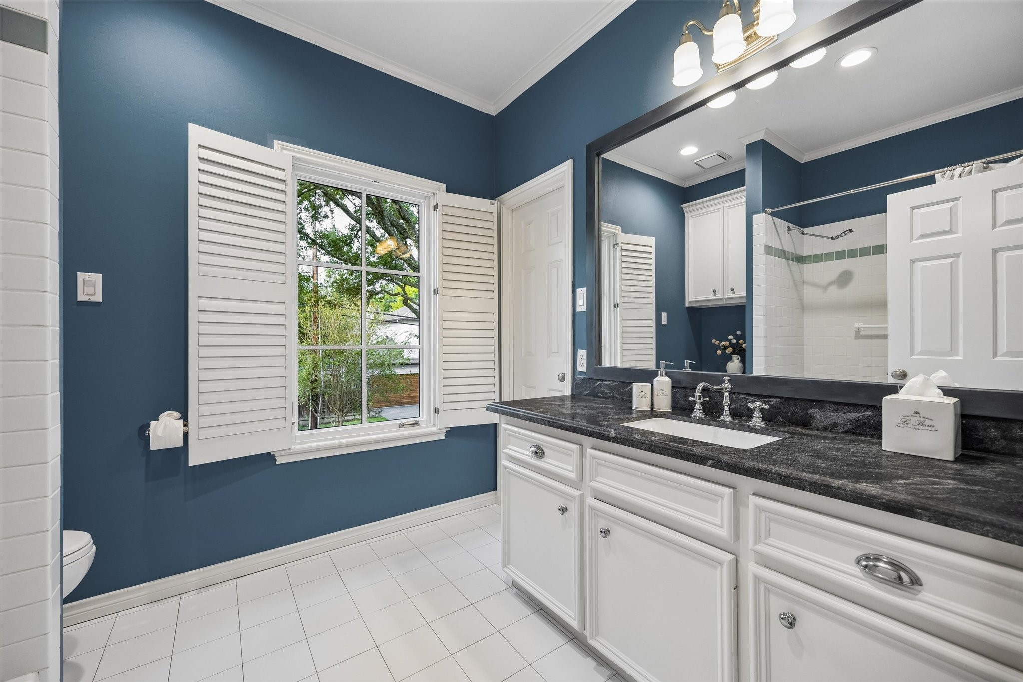 Lovely secondary bath.