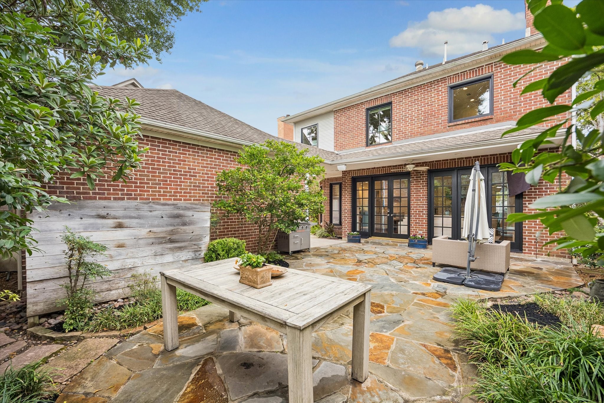 Enjoy this fabulous location, just a few blocks from Whitt Johnson Park. Don't miss this gem in West University Place!