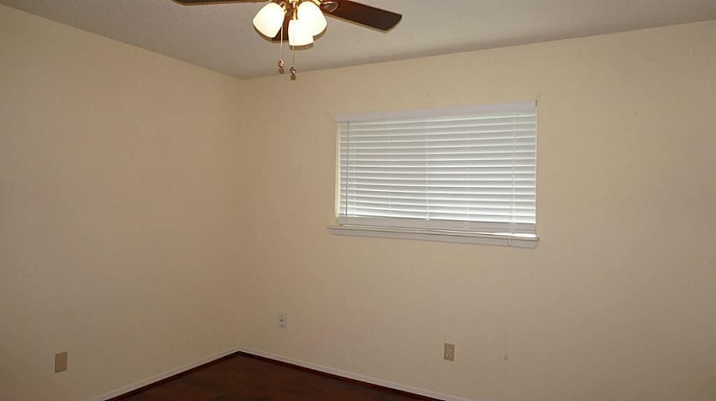 3rd Bedroom, new ceiling fan, new wood blinds, new laminate floor.