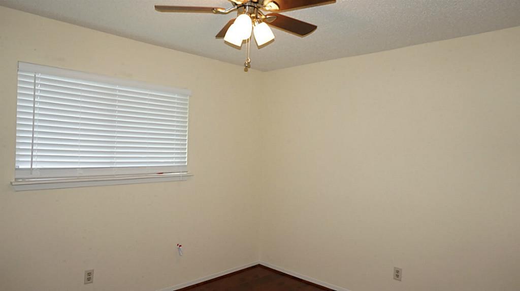 2nd Bed, new ceiling fan, new wood blinds, new laminate floor.