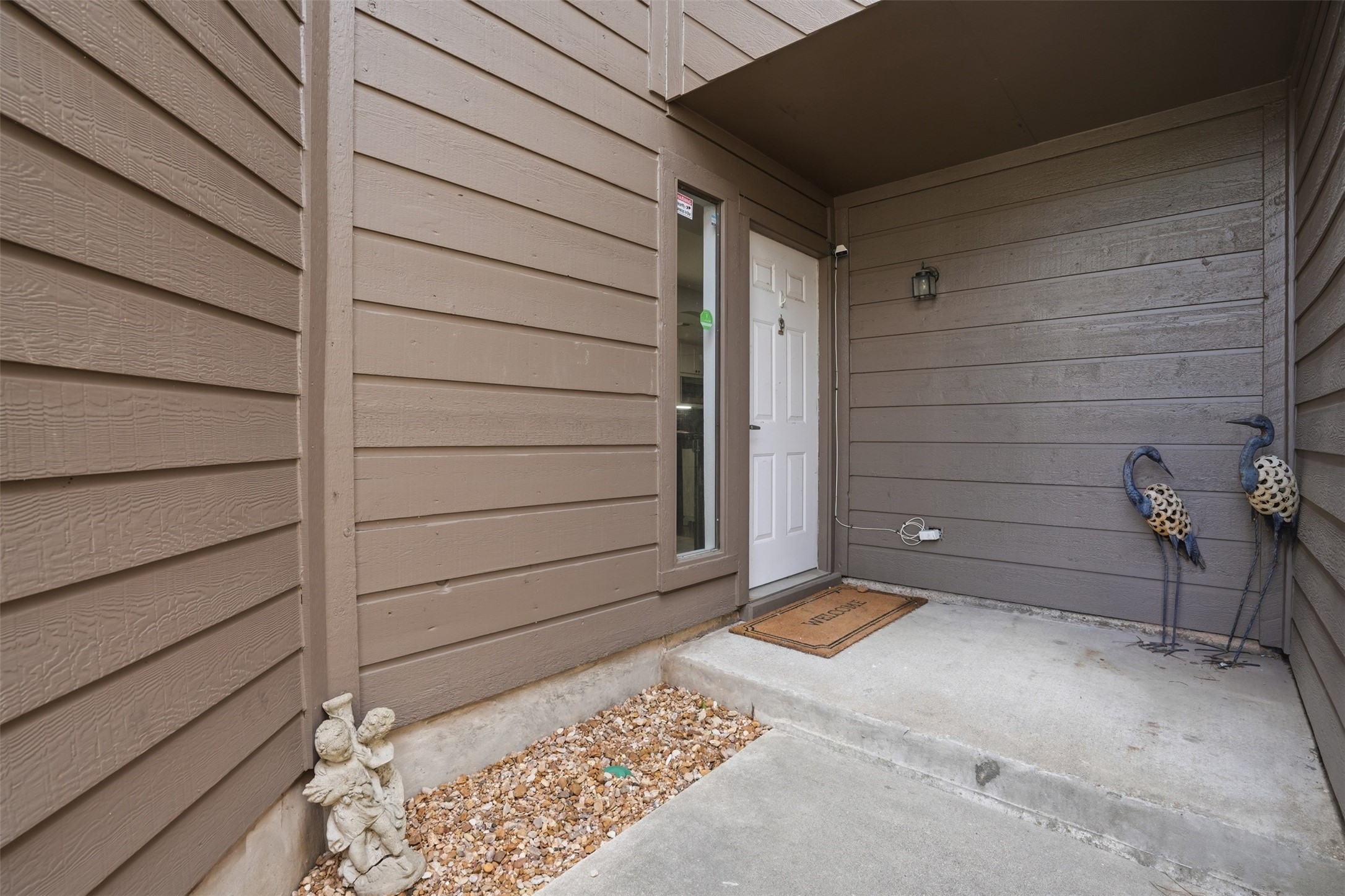 Welcoming entryway that creates a warm first impression and is perfect for greeting guests. Welcoming entryway that creates a warm first impression and is perfect for greeting guests.
