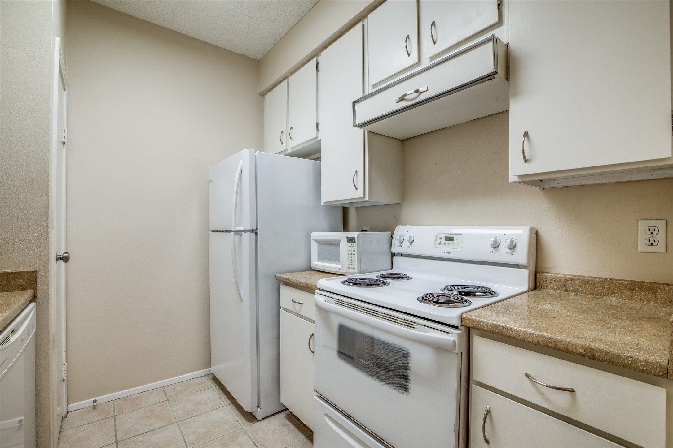 Full size dishwasher, microwave, oven and refrigerator included Full size dishwasher, microwave, oven and refrigerator included