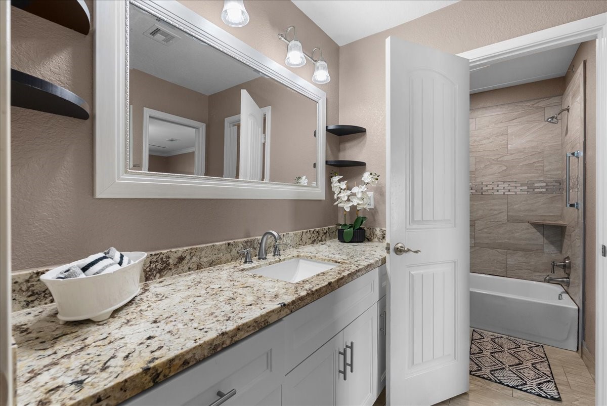 2904 Frostwood Circle, Dickinson, TX 77539