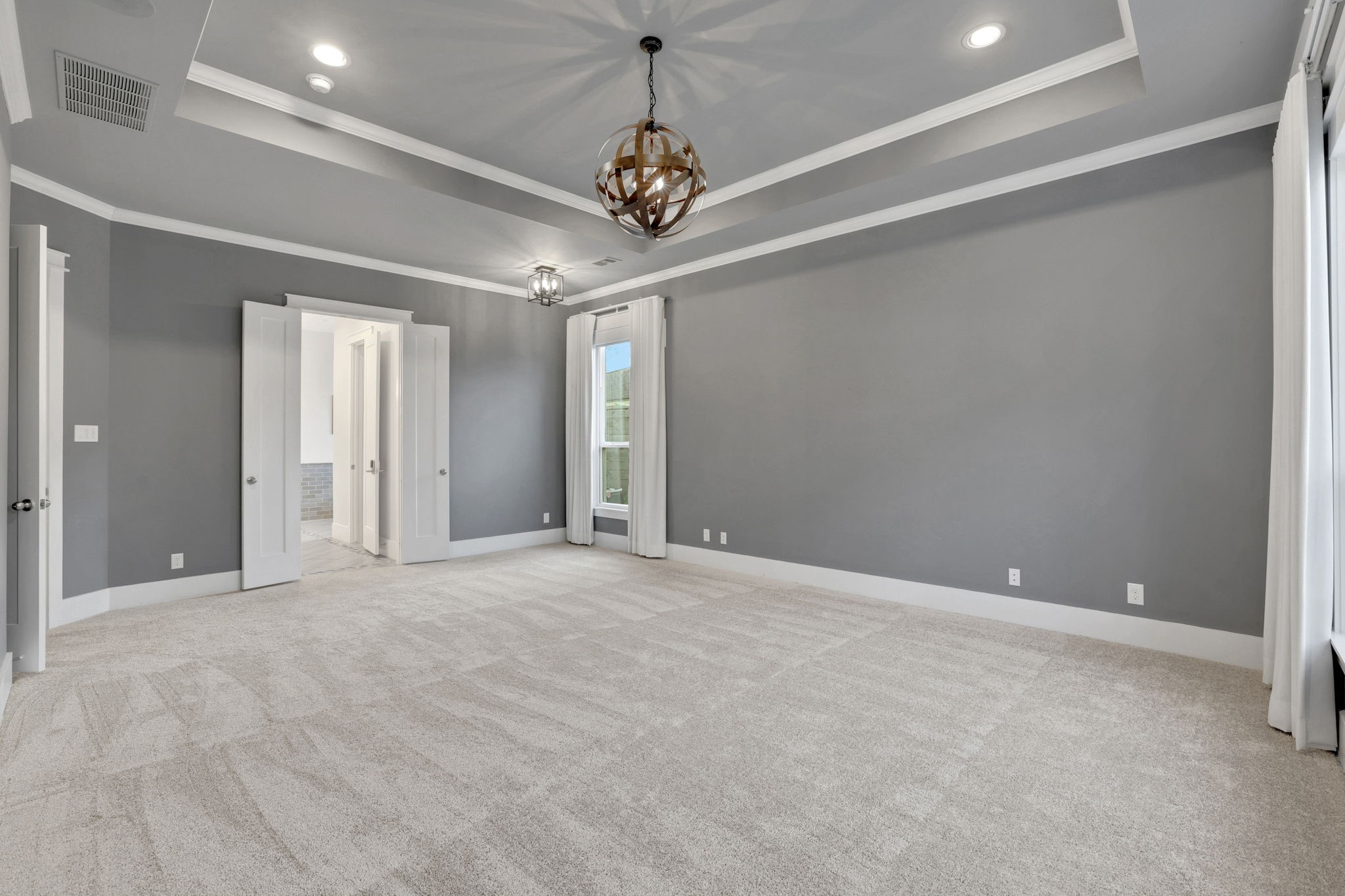 An unfurnished perspective shows the room's proportions and wall space.