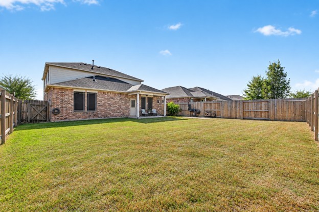 Large backyard: Plenty of room for pool, dogs to run, play equiptment, firepit