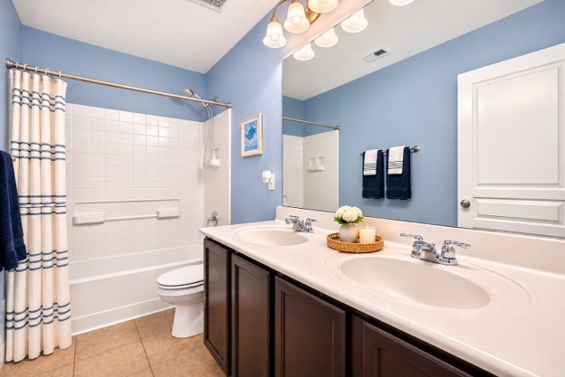 Upstairs bath with dual sinks