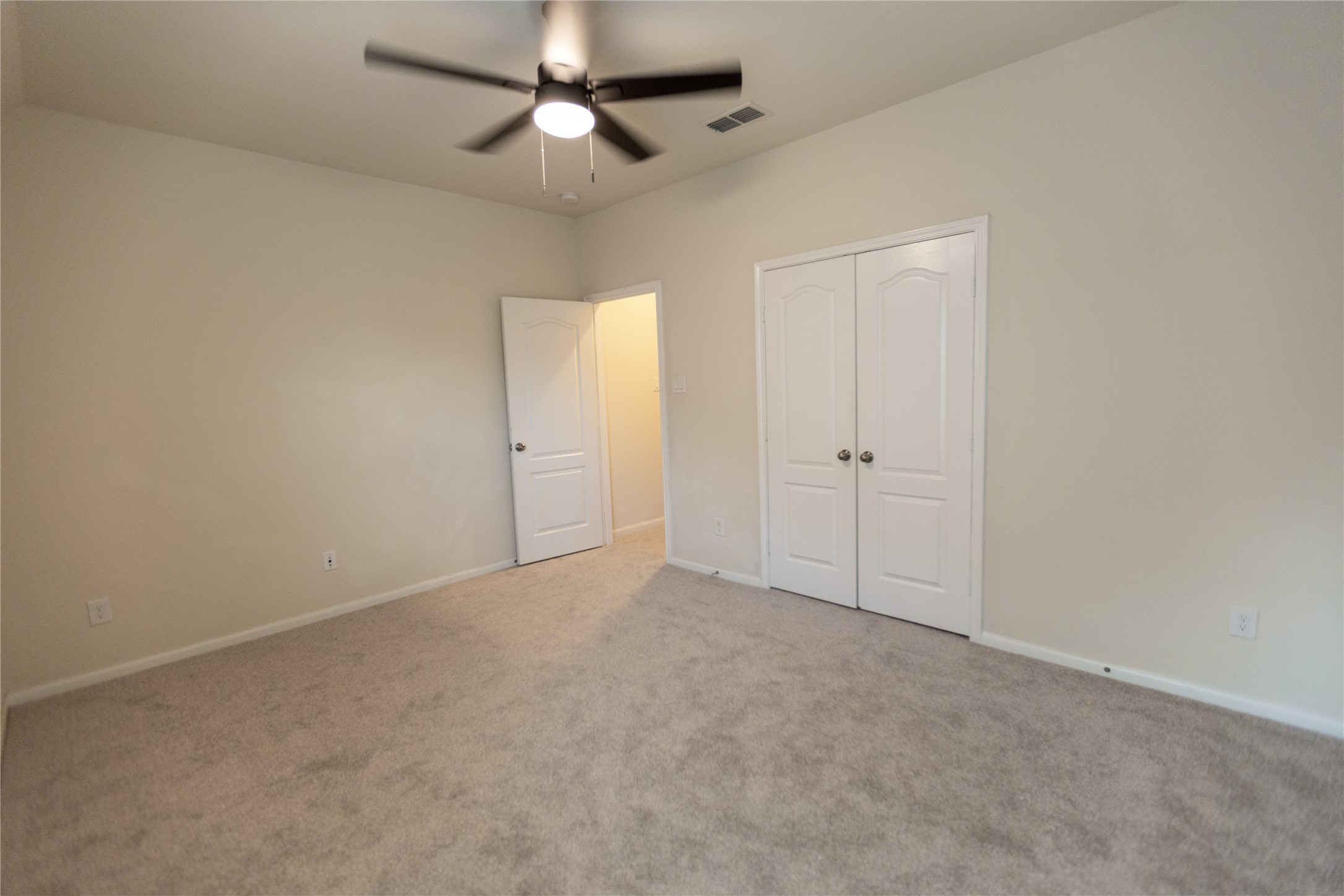 Independent bedroom (opposite view)
