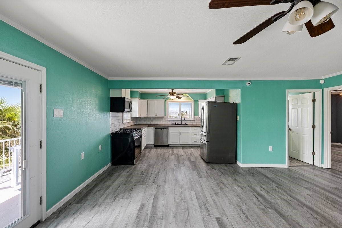 Open concept kitchen/ living spaces