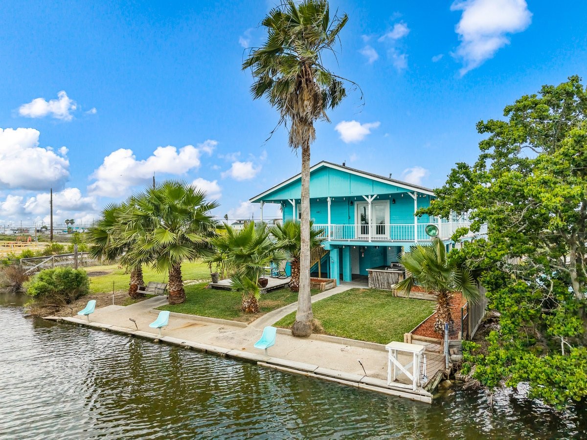 Canal front home close to Galveston