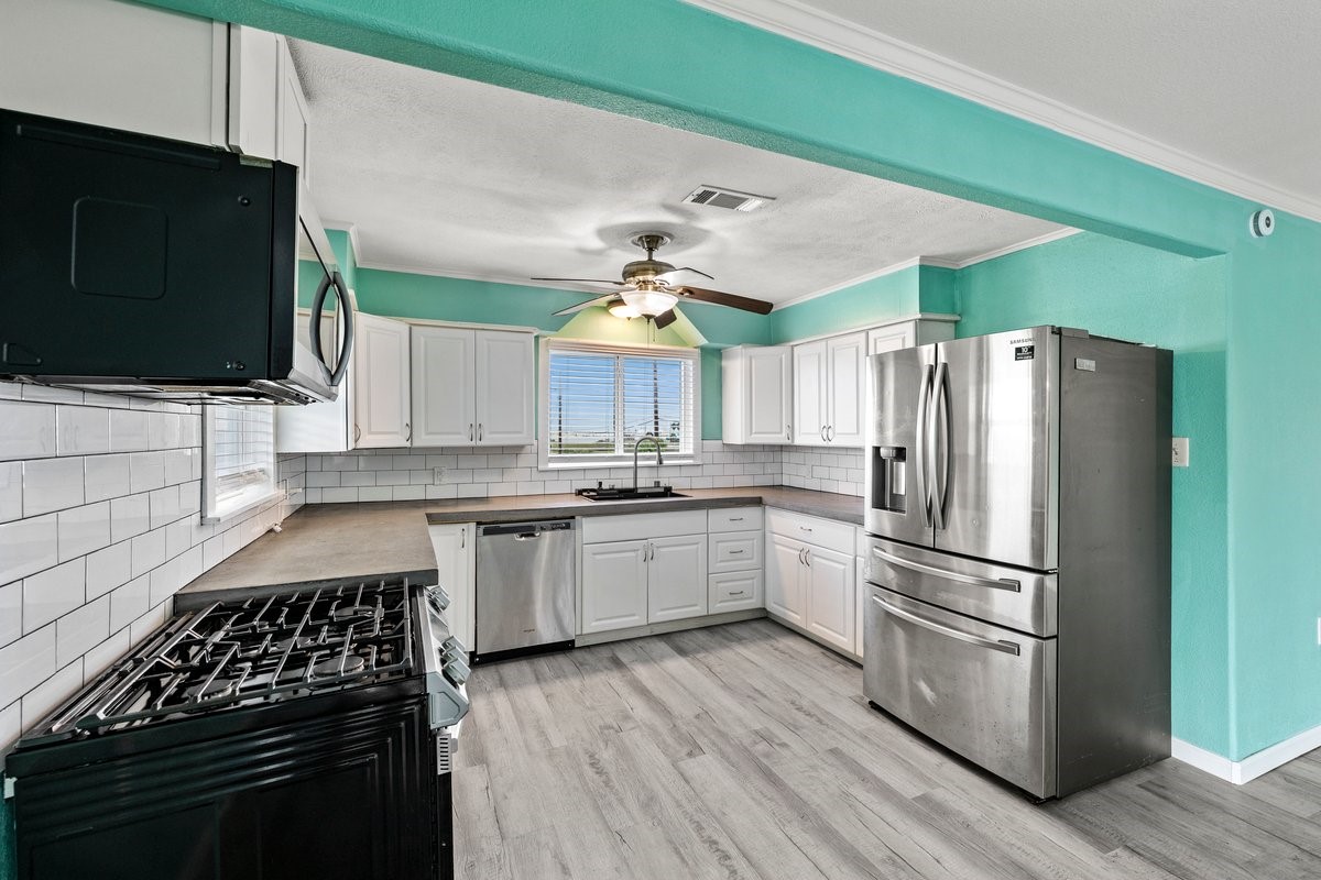 7210 Beau Terre Street, Hitchcock, TX 77563