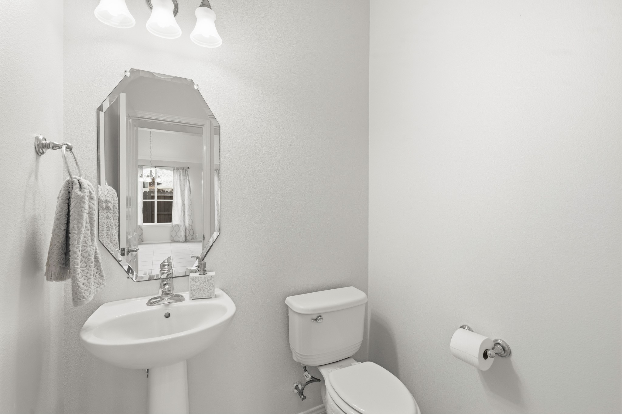 Conveniently located downstairs powder bath with tasteful finishes for guests.