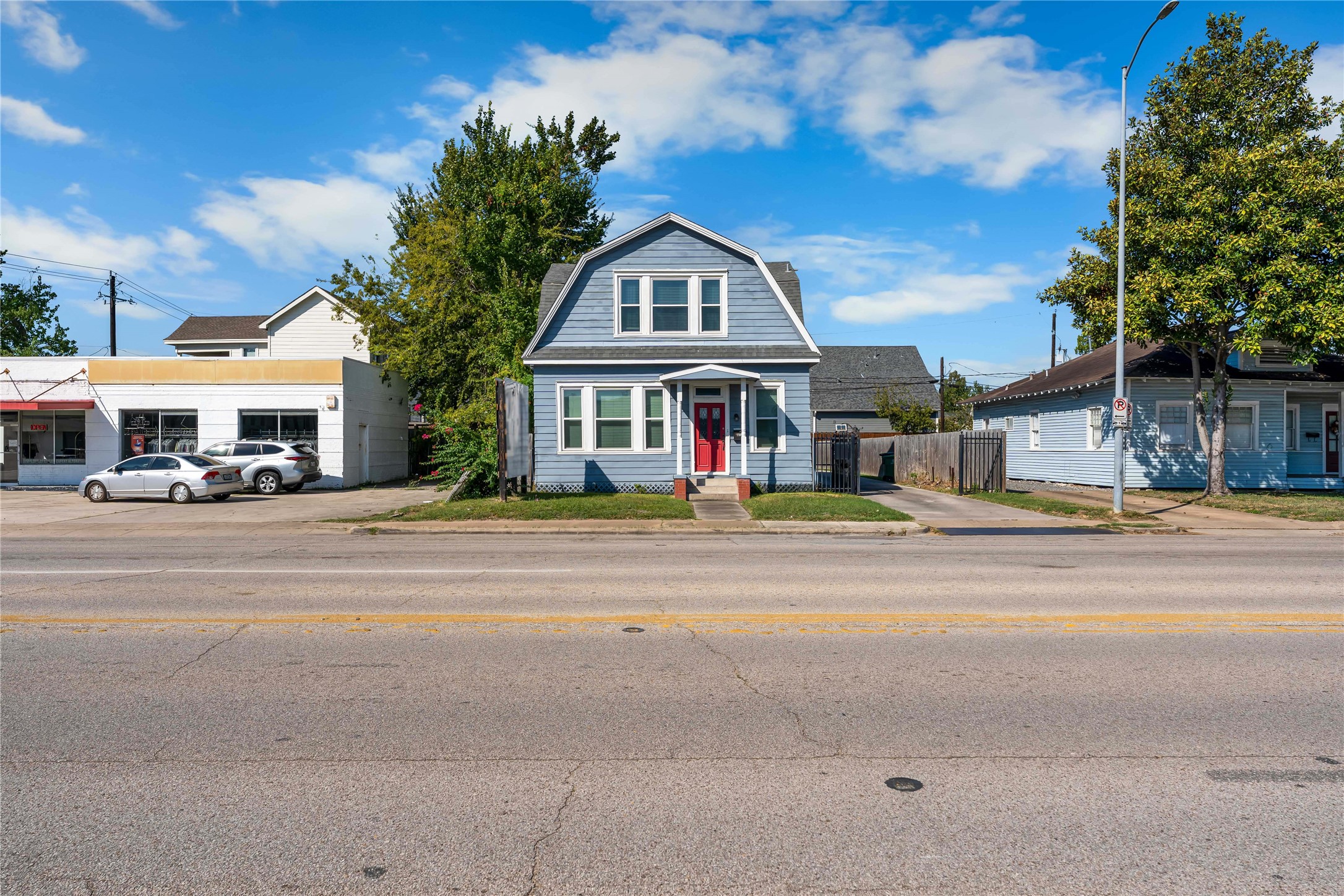 Ideally positioned along the corridor, surrounded by popular dining, retail, businesses, and residential neighborhoods.