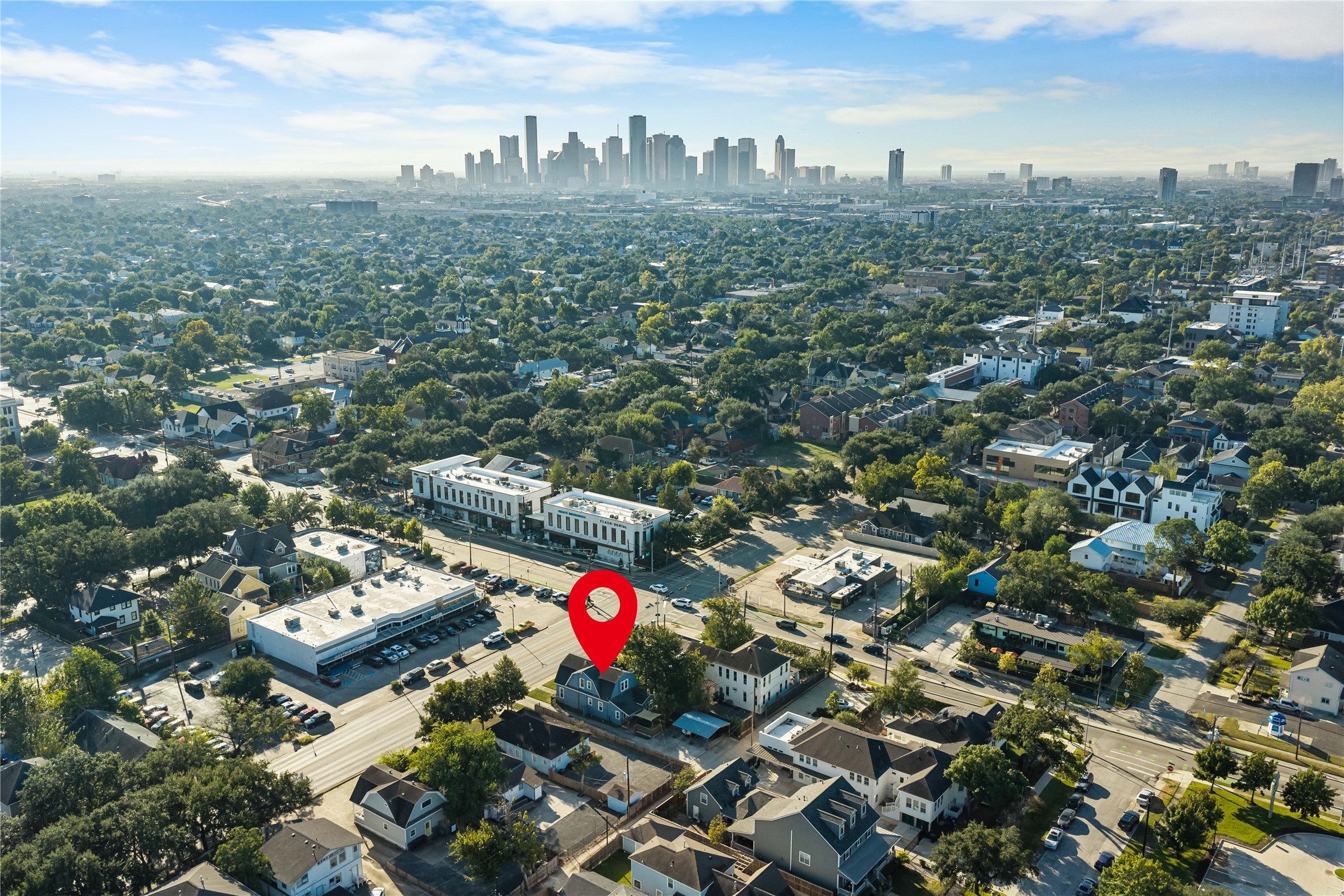 Convenient access to Downtown Houston, major thoroughfares, and surrounding commercial districts.