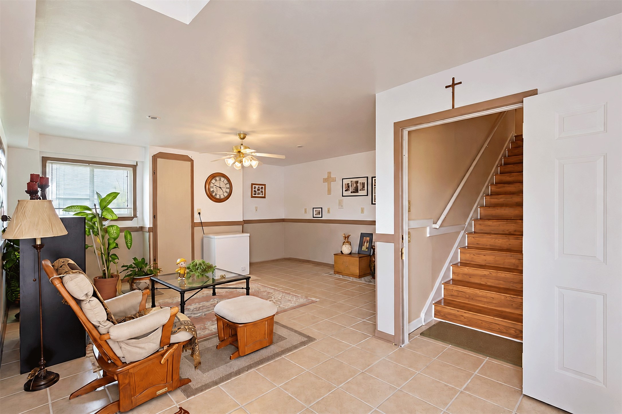 Enclosed ground-level entry and foyer with staircase to the living areas (not included in the square footage). Enclosed ground-level entry and foyer with staircase to the living areas (not included in the square footage).