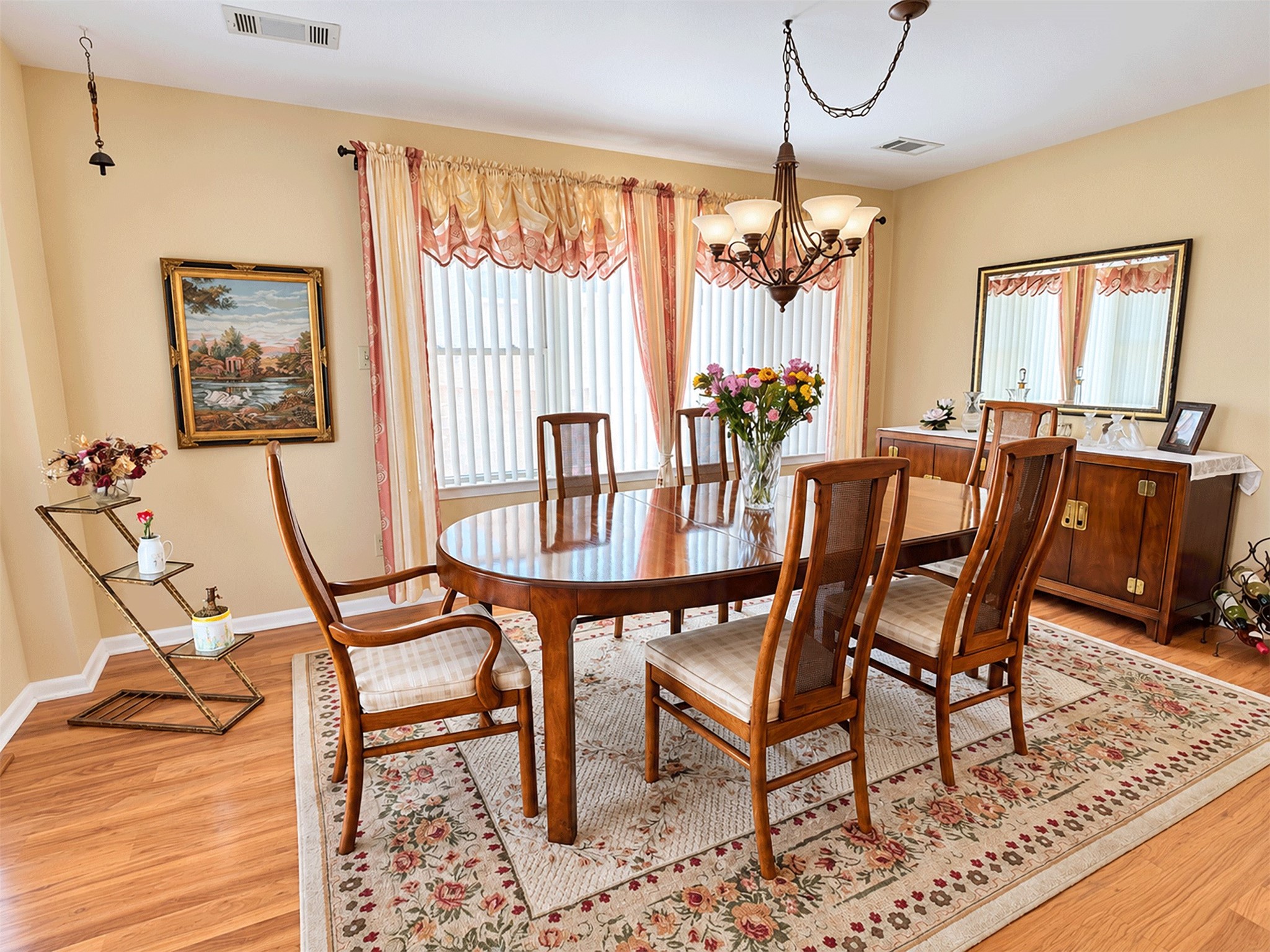 Dining room connected to the kitchen, ideal for family meals and entertaining. Dining room connected to the kitchen, ideal for family meals and entertaining.