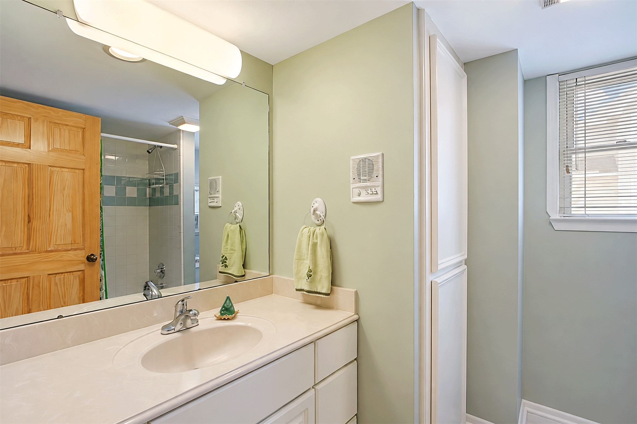 Full bath on the first floor, convenient for guests. Full bath on the first floor, convenient for guests.