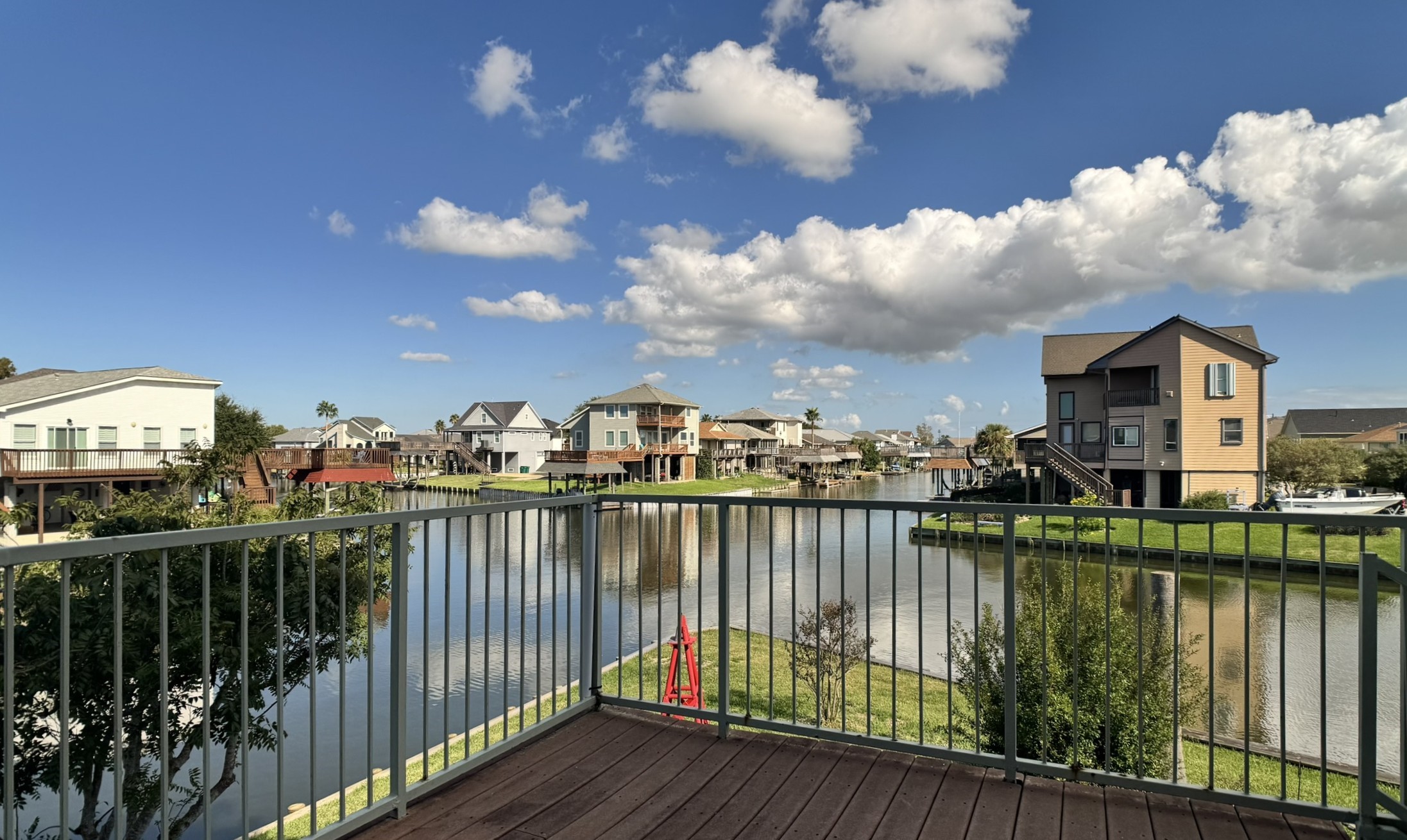 Step out onto the covered-free corner deck and take in open canal views in both directions. The perfect spot for morning coffee or watching the boats go by.