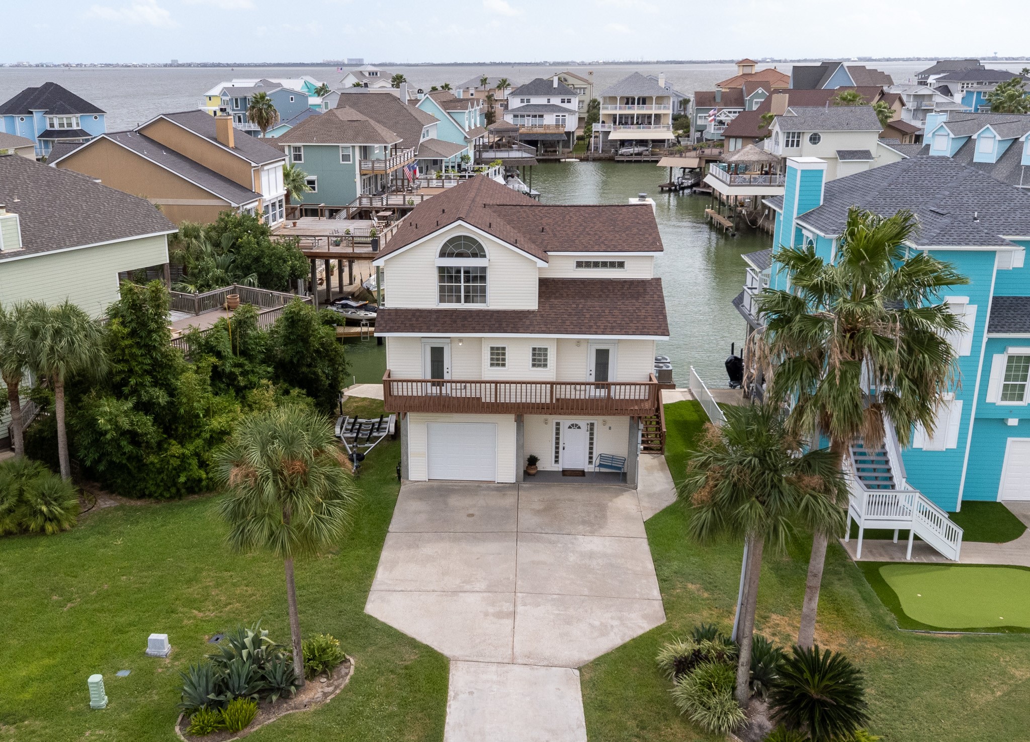 915 Tiki Drive, Tiki Island, TX 77554