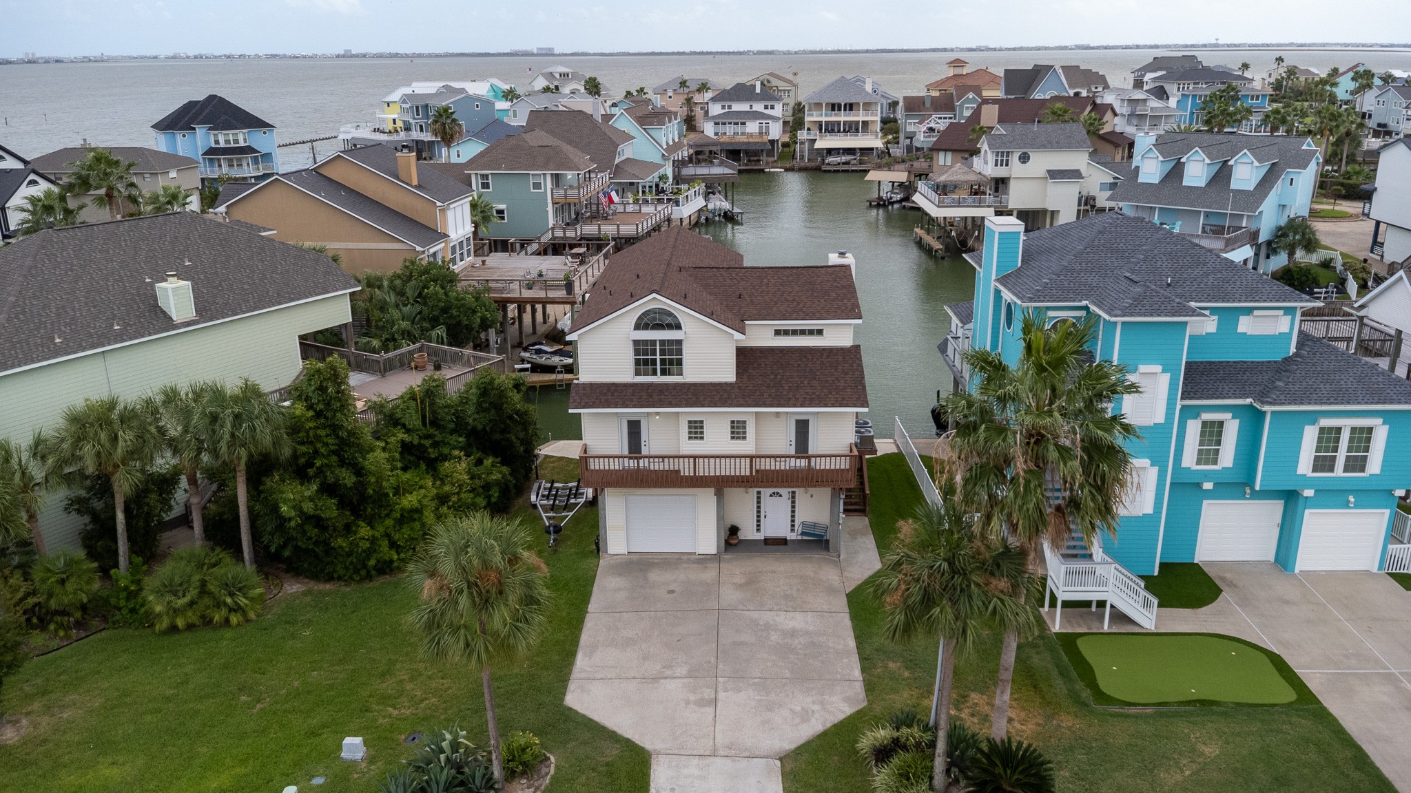 915 Tiki Drive, Tiki Island, TX 77554