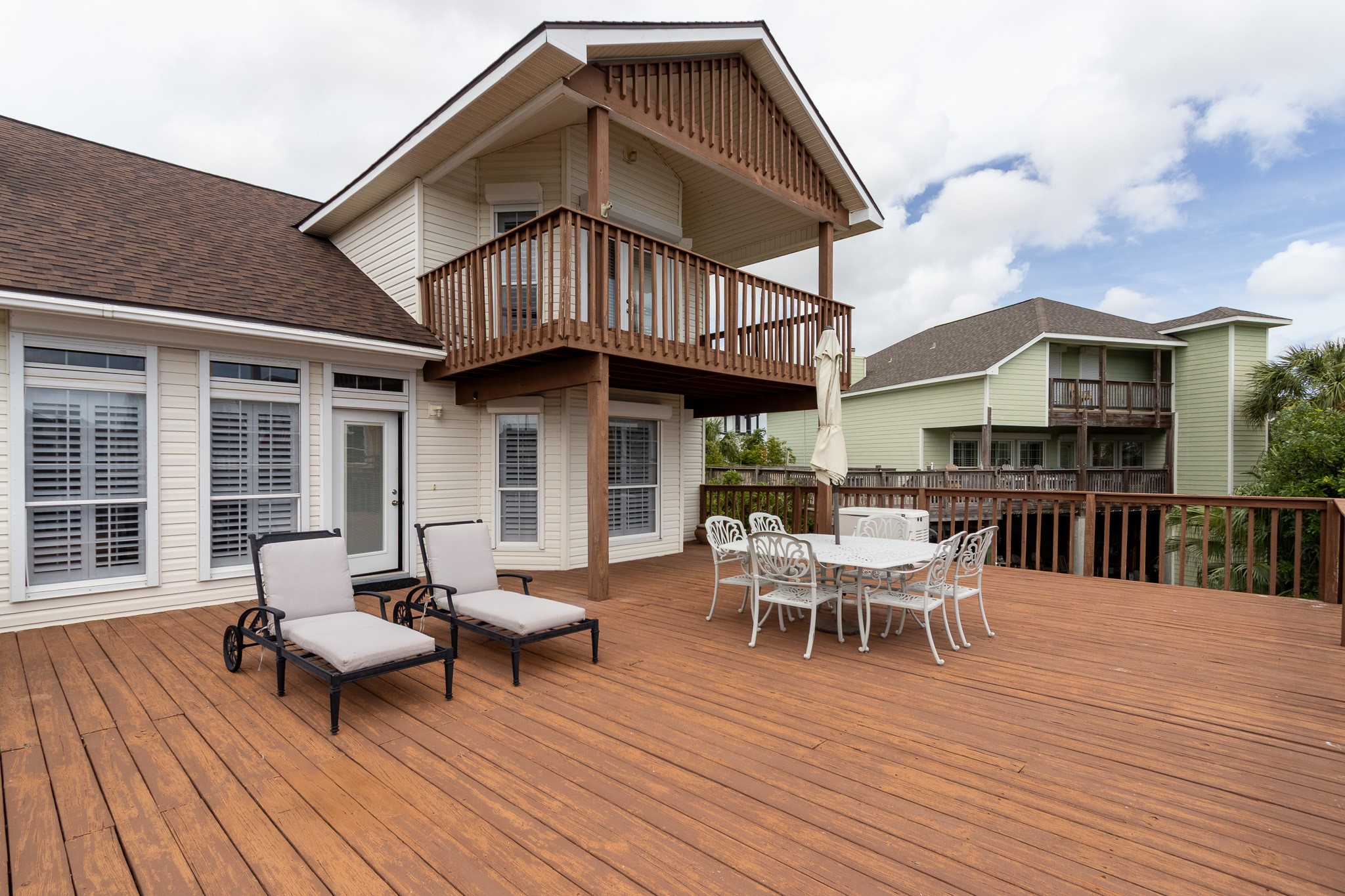 915 Tiki Drive, Tiki Island, TX 77554