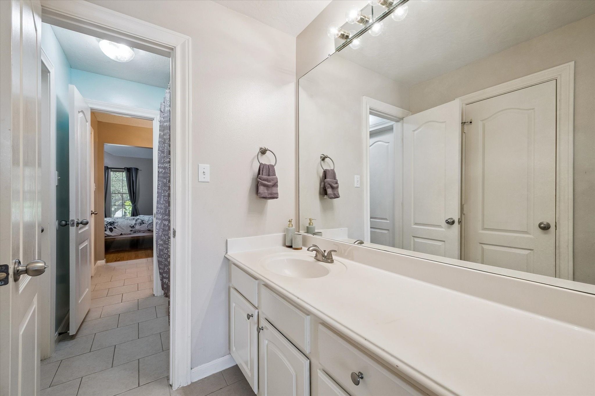 Jack and Jill bath between two generously sized bedrooms