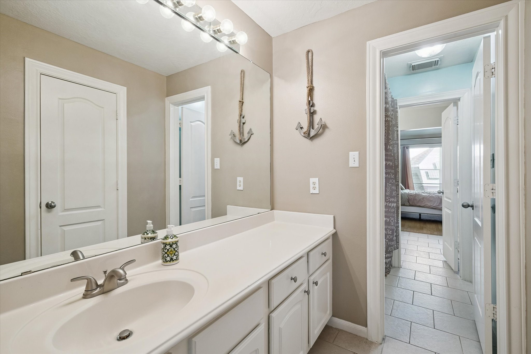 Jack and Jill bath between two generously sized bedrooms