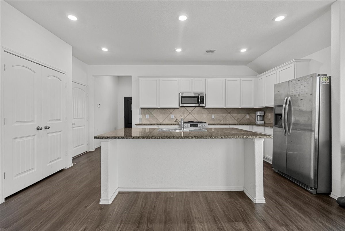 630 Harbor Colony Lane, La Marque, TX 77568