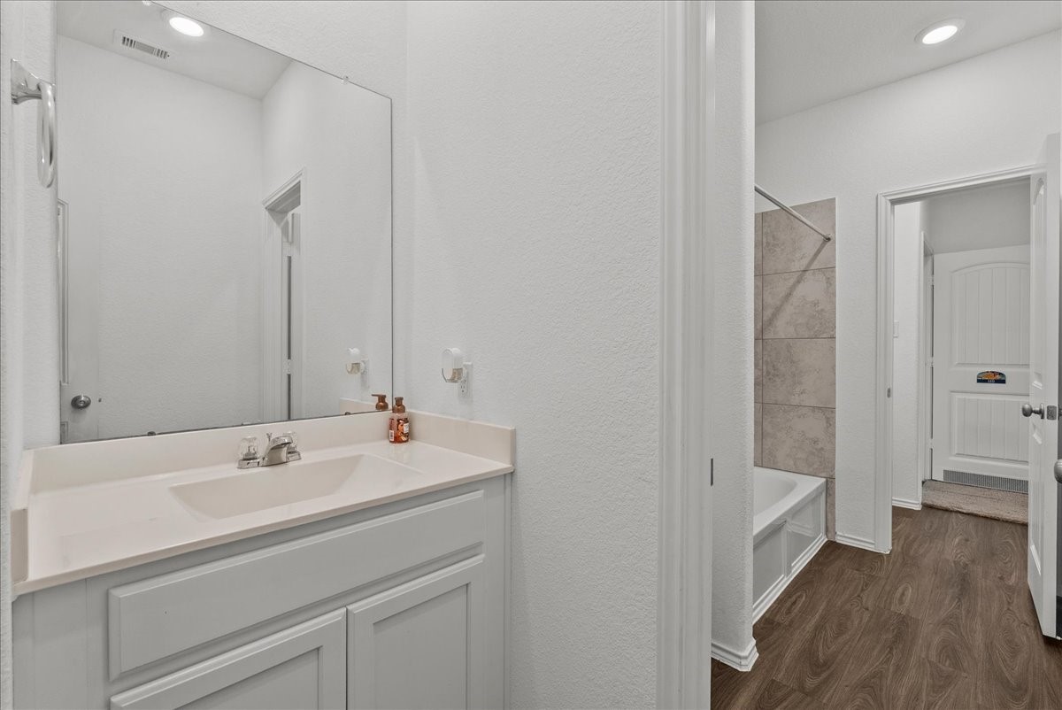 630 Harbor Colony Lane, La Marque, TX 77568