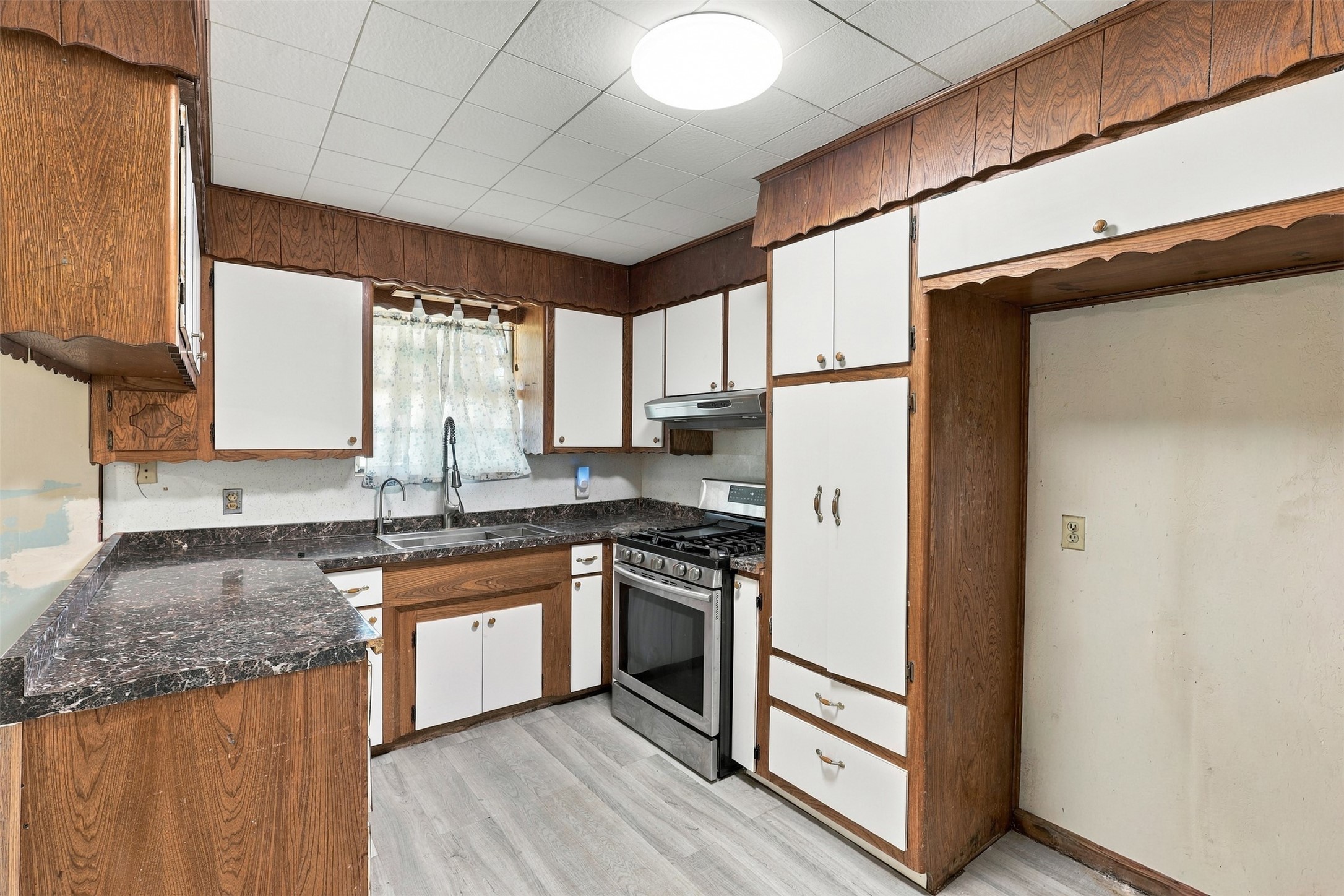 1906 Kings Lane, Alvin, TX 77511