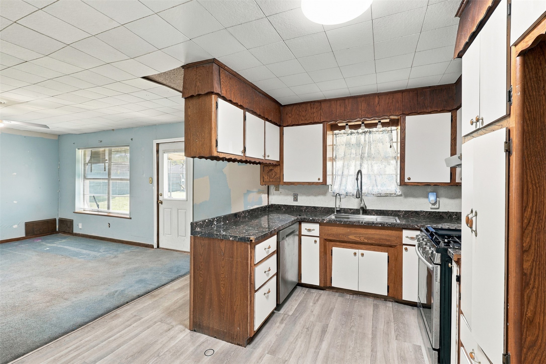 1906 Kings Lane, Alvin, TX 77511