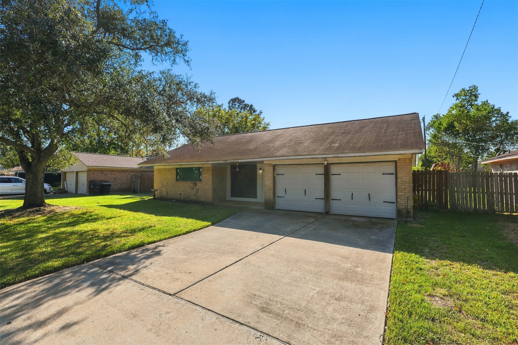 1906 Kings Lane, Alvin, TX 77511