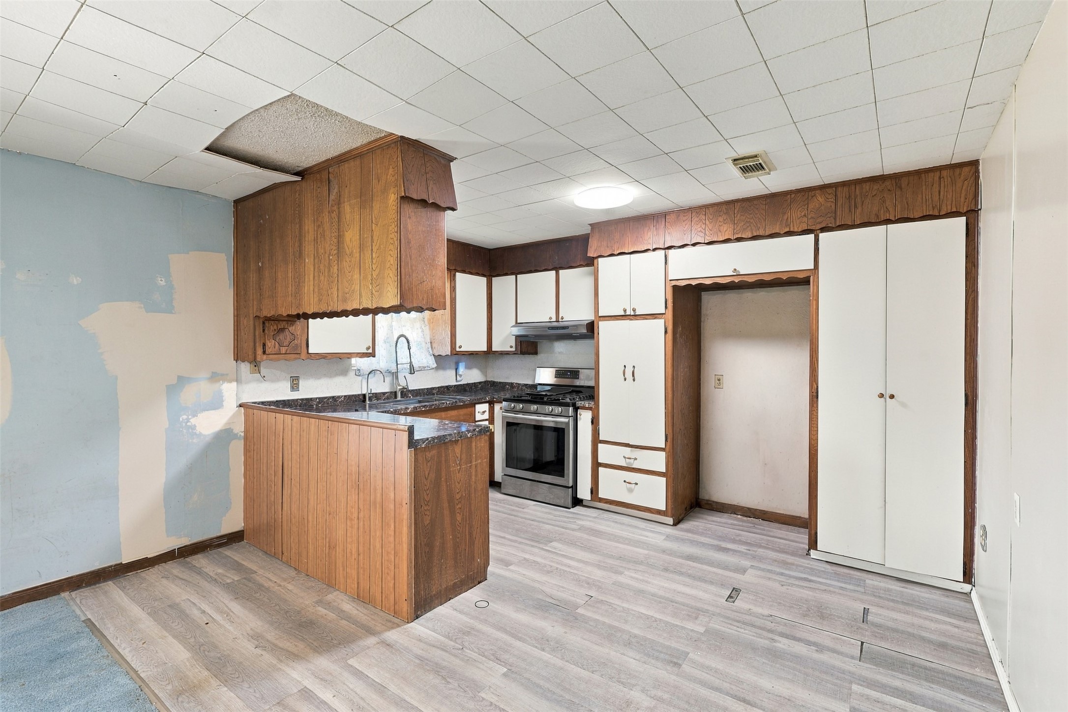 1906 Kings Lane, Alvin, TX 77511
