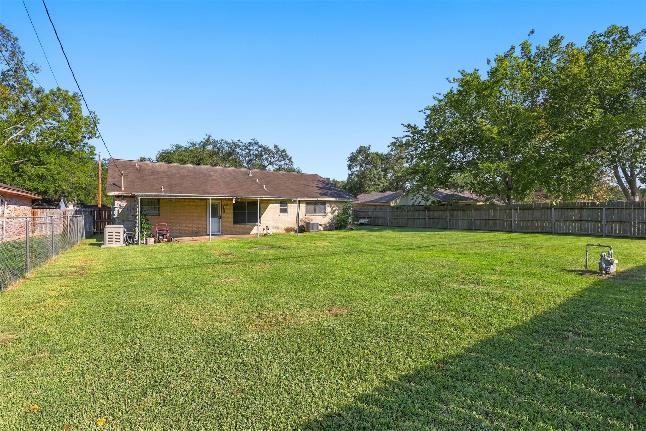 1906 Kings Lane, Alvin, TX 77511
