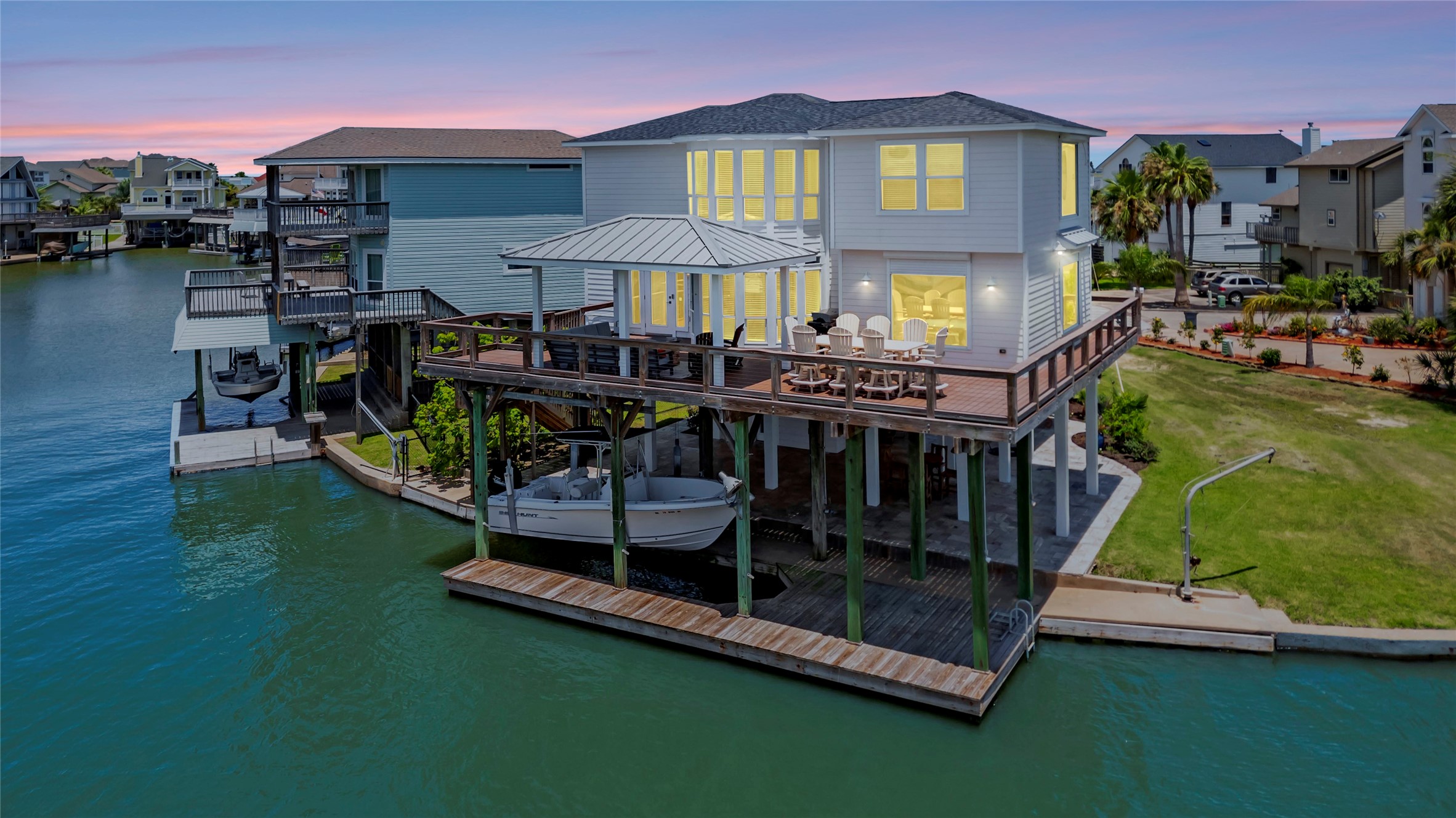 1303 Outrigger, Tiki Island, TX 77554