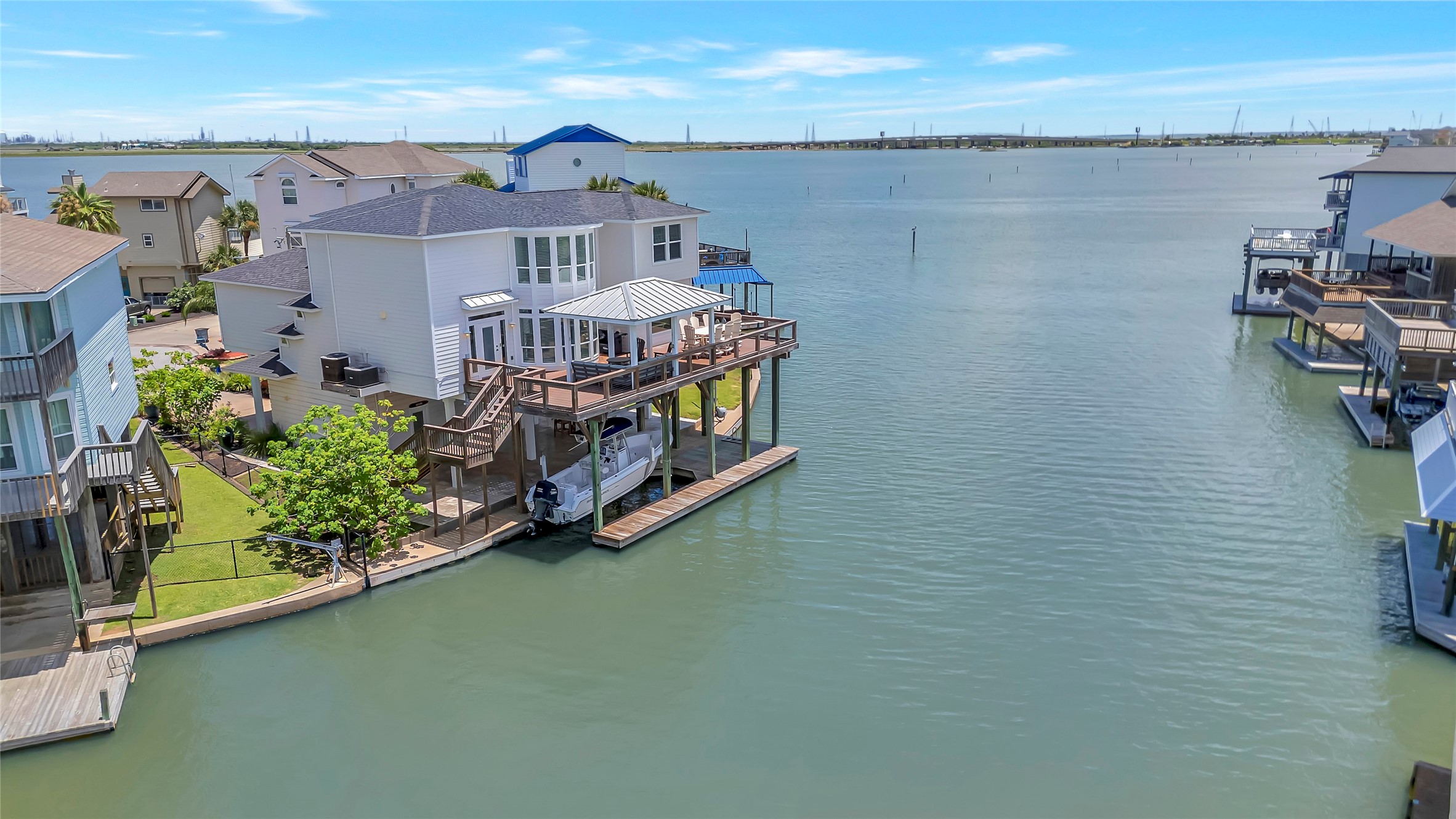 1303 Outrigger, Tiki Island, TX 77554