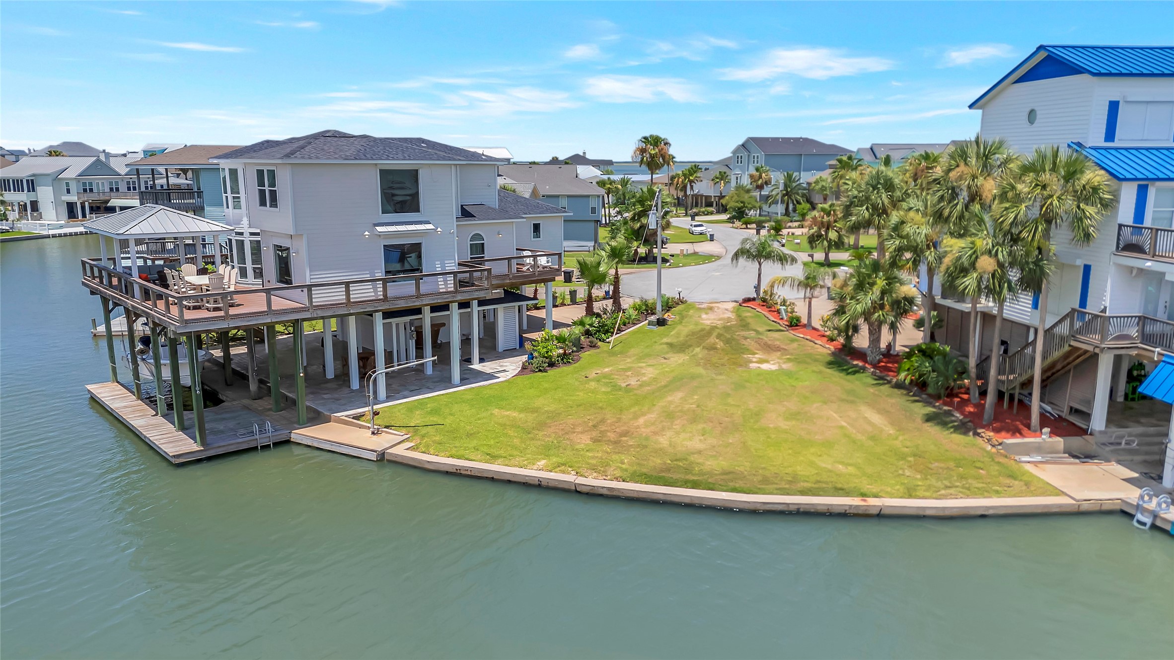 1303 Outrigger, Tiki Island, TX 77554