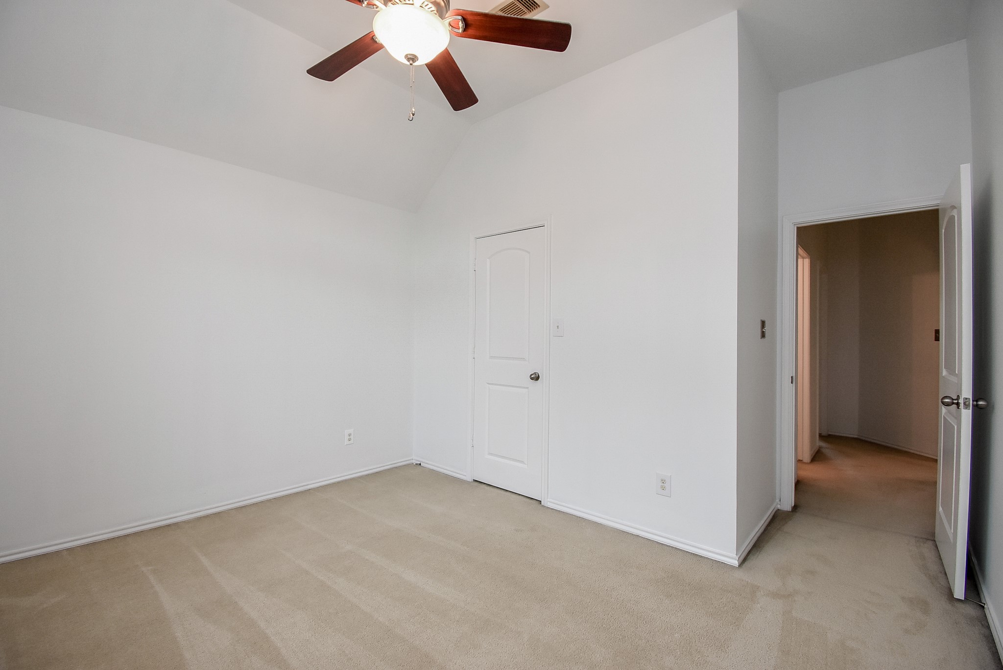 This bedroom also has a large walk-in closet and a ceilign fan!