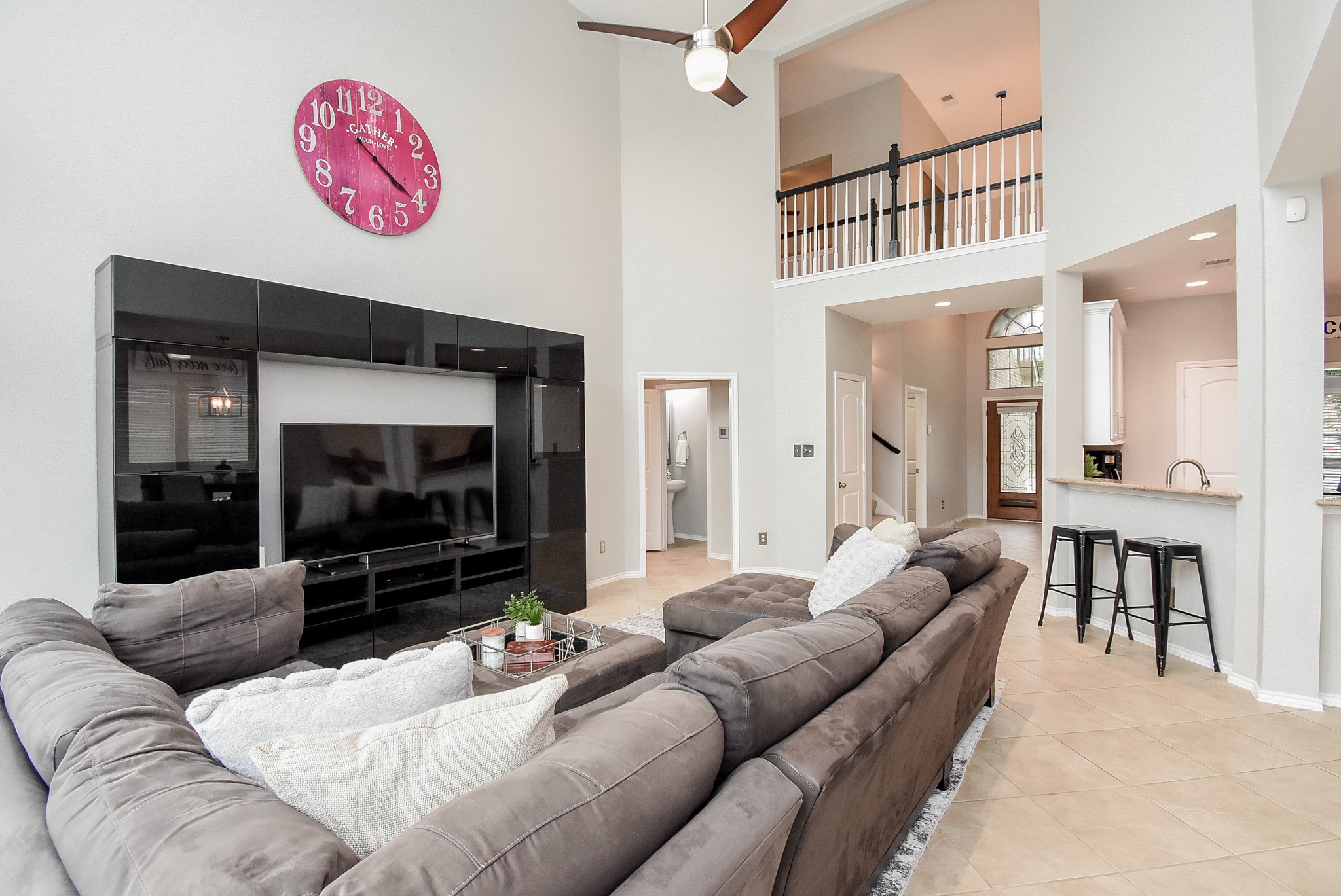 High ceiling lend to an airy and comfortable anvironment.